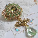 Broche Garden Party brodée avec des cristaux de Swarovski, un cabochon vert Olivine en verre de bohème des années 1960 et des rocailles